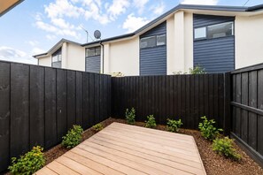 Property grounds - Modern 2BR with Patio | Christchurch CBD (Christchurch)