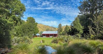 Wildwood Cottage, Cozy Secluded Stay