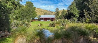 Wildwood Cottage, Cozy Secluded Stay