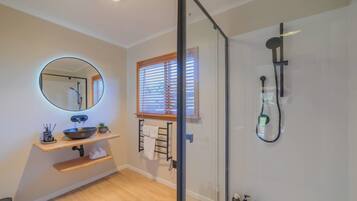 Shower, hair dryer, towels, shampoo