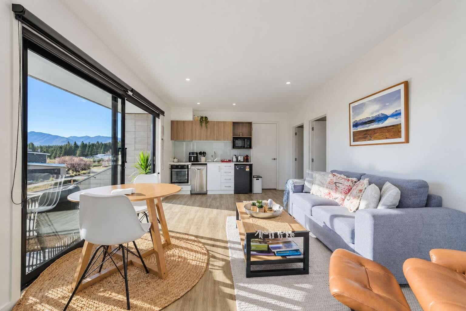 Een modern appartement met een eetgedeelte, keuken en woonkamer.