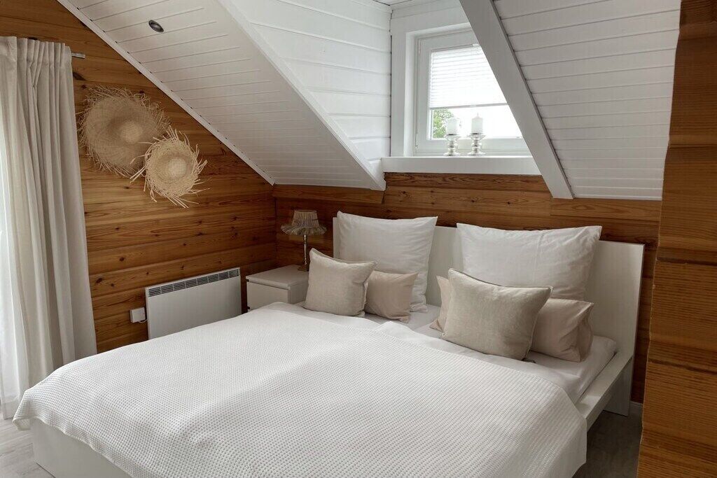 Escritorio, tabla de planchar con plancha, wifi gratis y ropa de cama