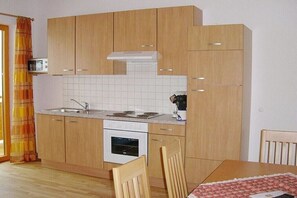 Wasserkocher mit Kaffee-/Teezubehör, Kühlschrank, Mikrowelle, Ofen
