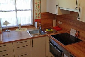 Wasserkocher mit Kaffee-/Teezubehör, Kühlschrank, Ofen, Herdplatte