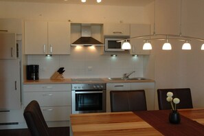 Wasserkocher mit Kaffee-/Teezubehör, Kühlschrank, Mikrowelle, Ofen