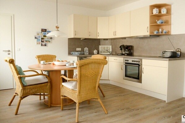 Coffee/tea maker, fridge, oven, stovetop - Holiday apartment in Norderney with Wi-Fi (Norderney)
