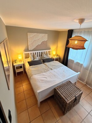 1 Schlafzimmer, Schreibtisch, Bügeleisen/Bügelbrett, Reisekinderbett