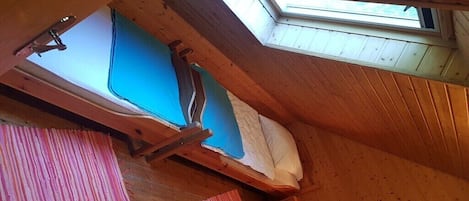 Tabla de planchar con plancha, wifi gratis y ropa de cama
