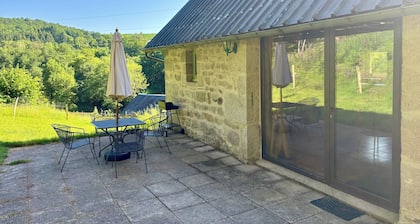 The Gîte de Couturas – Fenced-in garden and shared pool in Corrèze
