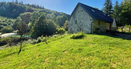 The Gîte de Couturas – Fenced-in garden and shared pool in Corrèze