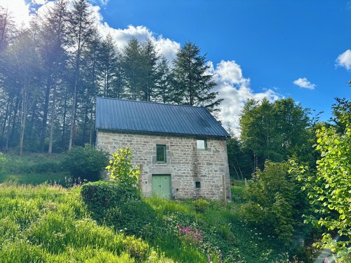 The Gîte de Couturas – Fenced-in garden and shared pool in Corrèze