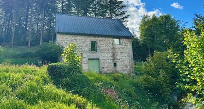 The Gîte de Couturas – Fenced-in garden and shared pool in Corrèze