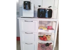 Wasserkocher mit Kaffee-/Teezubehör, Kühlschrank, Mikrowelle, Ofen