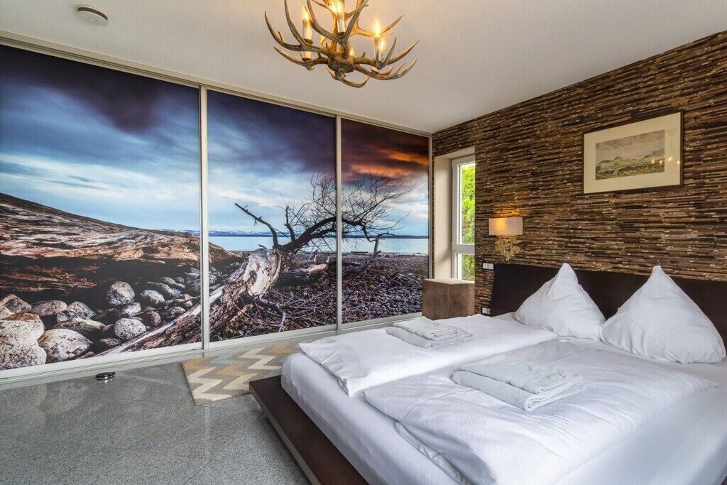 Een strijkplank/strijkijzer, reisbedje, gratis wifi, beddengoed