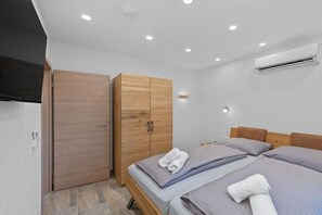 5 bedrooms, travel cot, free WiFi, bed sheets - Holiday apartment in Labin with swimming pool (Labin)