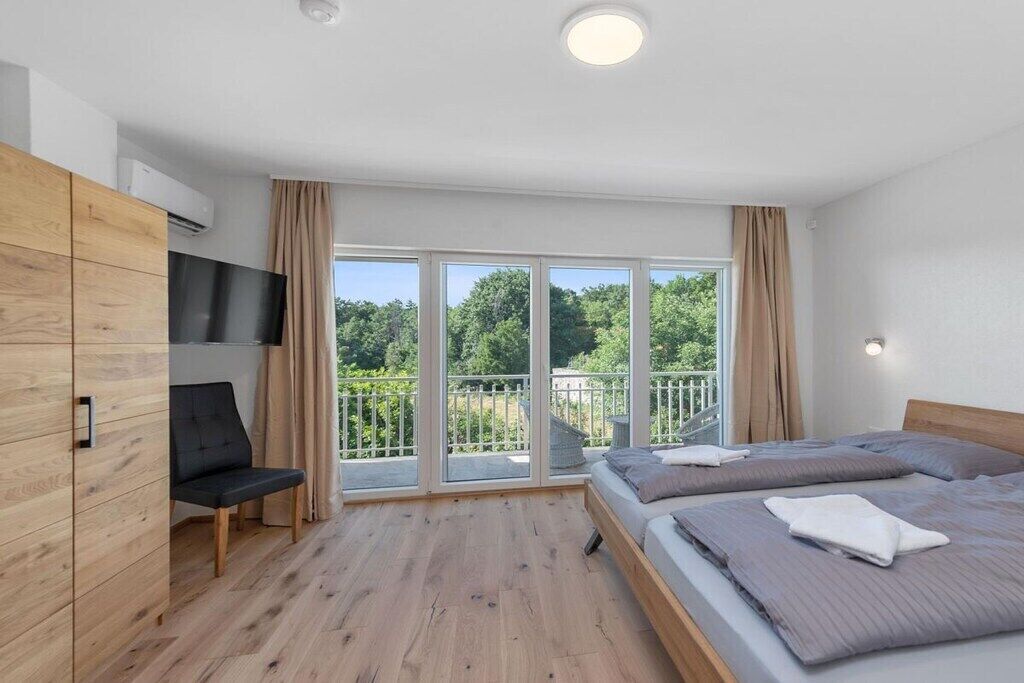 5 bedrooms, travel cot, free WiFi, bed sheets