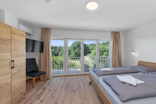 5 bedrooms, travel cot, free WiFi, bed sheets - Holiday apartment in Labin with swimming pool (Labin)