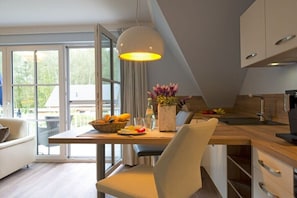 Wasserkocher mit Kaffee-/Teezubehör, Kühlschrank, Mikrowelle, Ofen