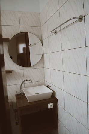 Familie appartement, uitzicht op stad | Badkamer | Een douche, handdoeken, toiletpapier