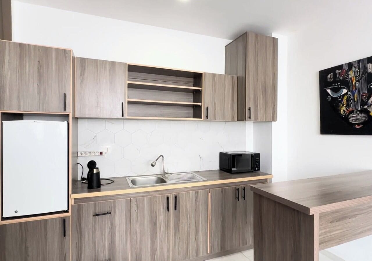 Apartamento Confort, vistas a la ciudad | Cocina privada | Frigorífico pequeño, microondas, placa de cocina y utensilios de cocina