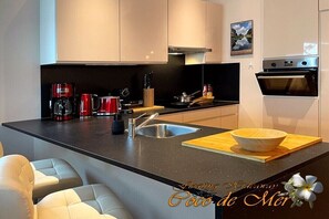 Wasserkocher mit Kaffee-/Teezubehör, Kühlschrank, Mikrowelle, Ofen