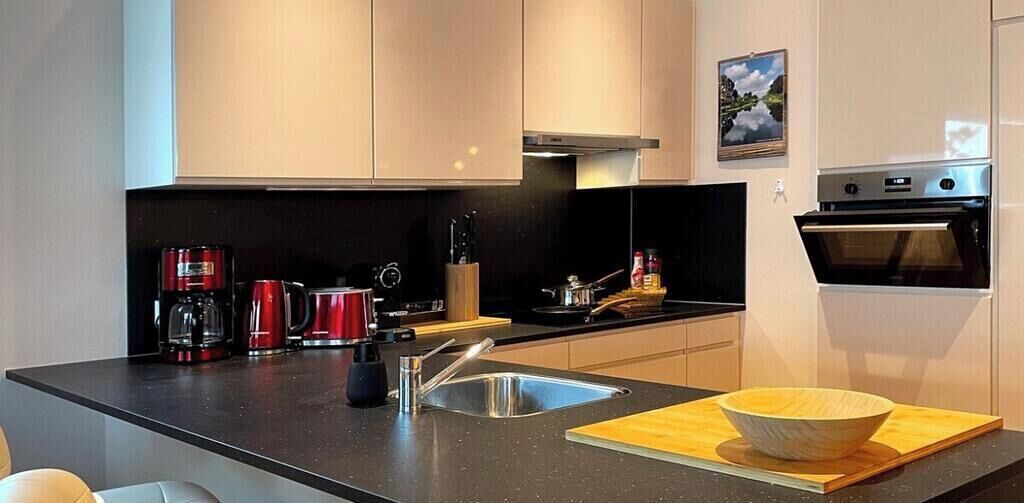 Wasserkocher mit Kaffee-/Teezubehör, Kühlschrank, Mikrowelle, Ofen