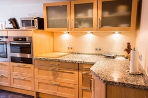 Wasserkocher mit Kaffee-/Teezubehör, Kühlschrank, Mikrowelle, Ofen