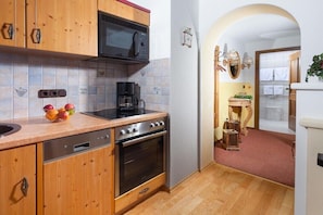 Wasserkocher mit Kaffee-/Teezubehör, Kühlschrank, Mikrowelle, Ofen