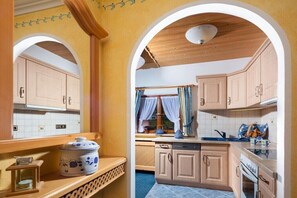 Wasserkocher mit Kaffee-/Teezubehör, Kühlschrank, Ofen, Herdplatte