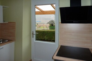 Wasserkocher mit Kaffee-/Teezubehör, Kühlschrank, Mikrowelle, Ofen