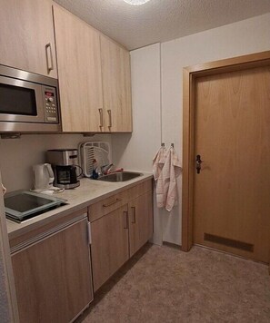 Kühlschrank, Mikrowelle, Herdplatte, Wasserkocher mit Kaffee-/Teezubehör