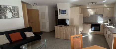 Smart TV, fireplace, stereo