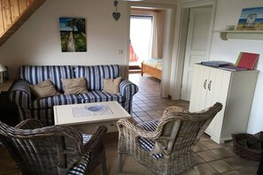 Smart-TV, Kamin, DVD-Player, Bücher