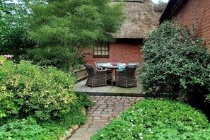 Outdoor dining - Holiday apartment with 2 bedrooms (Gelting)