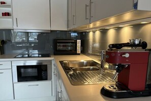 Réfrigérateur, un four, surface de cuisson, lave-vaisselle