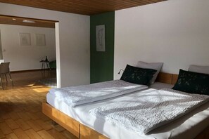 Travel crib, free WiFi, bed sheets