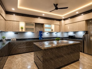 Habitación Deluxe doble, balcón, vistas al jardín | Cocina privada | Nevera en la zona común y microondas en la zona común