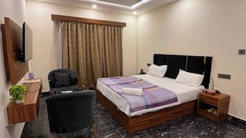 Deluxe Double Room, Balcony, Garden View | In-room dining