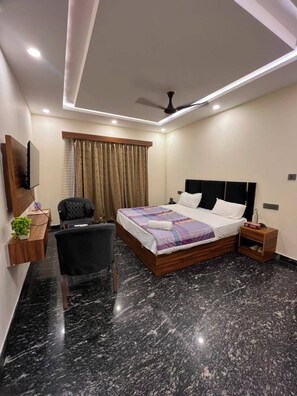 Deluxe Double Room, Balcony, Garden View | In-room dining - Hotel Delluna (Greater Noida)