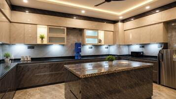 Deluxe Double Room, Balcony, Garden View | Kemudahan dapur berkongsi | Sebuah peti sejuk di kawasan bersama