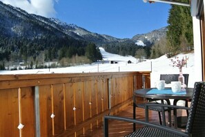 Outdoor dining - Holiday home in Oberammergau with sauna (Oberammergau)