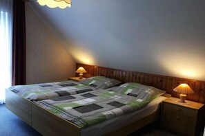 3 bedrooms, travel cot, free WiFi, bed sheets - Holiday apartment with 1 bedroom (Schwabstedt)
