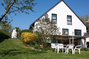 Outdoor dining - Holiday apartment with 1 bedroom (Schwabstedt)