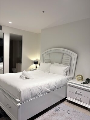 2 bedrooms, iron/ironing board, free WiFi, bed sheets - New luxury 51st Floor skyline sunshine view (Southbank)
