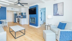 Un espacio habitable moderno con cocina, comedor y zona de estar.