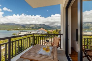 Outdoor dining - Brand new, cozy, one-bedroom apartment, with a sea view and garage. (Radovići)