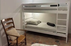 2 bedrooms, iron/ironing board, WiFi, bed sheets - Lisael, Vacation Rental for 4 to 6 People Near Puy du Fou (Mauléon)