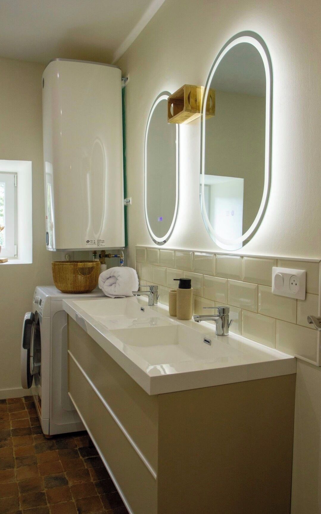 Sèche-cheveux, serviettes fournies, savon, papier toilette