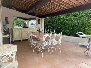 Outdoor dining - Villa with a very large pool (Mougins)
