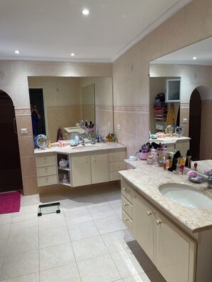 Bathroom - Villa with a very large pool (Mougins)